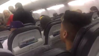 Un avión tuvo que regresar por un pasajero se desnudó en el baño