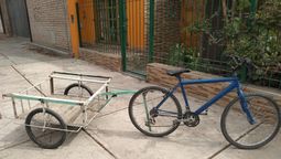 Este es el carrito y la bicicleta que pudieron comprar con la acción solidaria los vecinos del barrio Santa Clara, de Las Heras, para ayudar a Gabriel, el cartonero al que le quitaron en la Cuarta Sección estas herramientas.