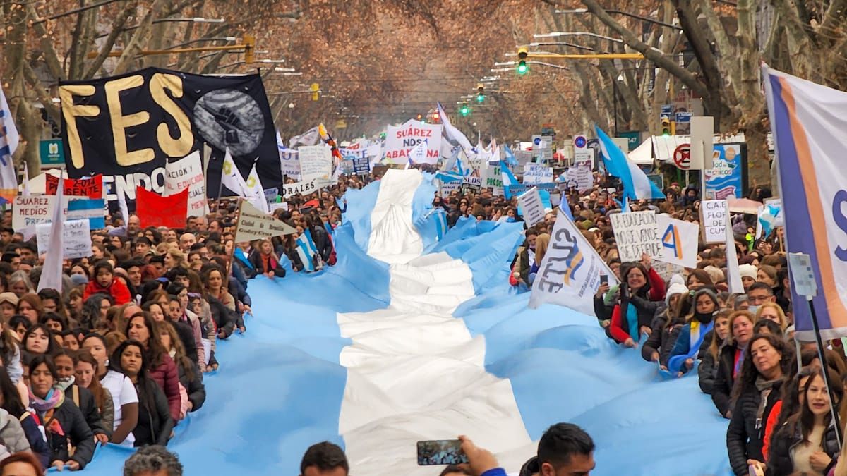 Una de las multitudinarias marchas que tuvieron lugar la semana pasada en el centro de Mendoza.