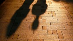 Un hombre camina bajo un farol y su sombra desaparece de repente: ¿Cómo pudo pasar si él seguía ahí?
