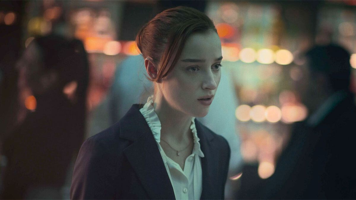 La actriz Phoebe Dynevor interpreta a Emily Meyers en la película de Netflix.