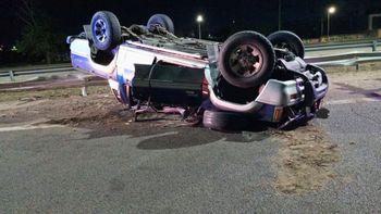 Una camioneta volcó en el Acceso Sur y 4 personas fueron rescatadas tras el accidente Una camioneta volcó en el Acceso Sur y 4 personas fueron rescatadas tras el accidente