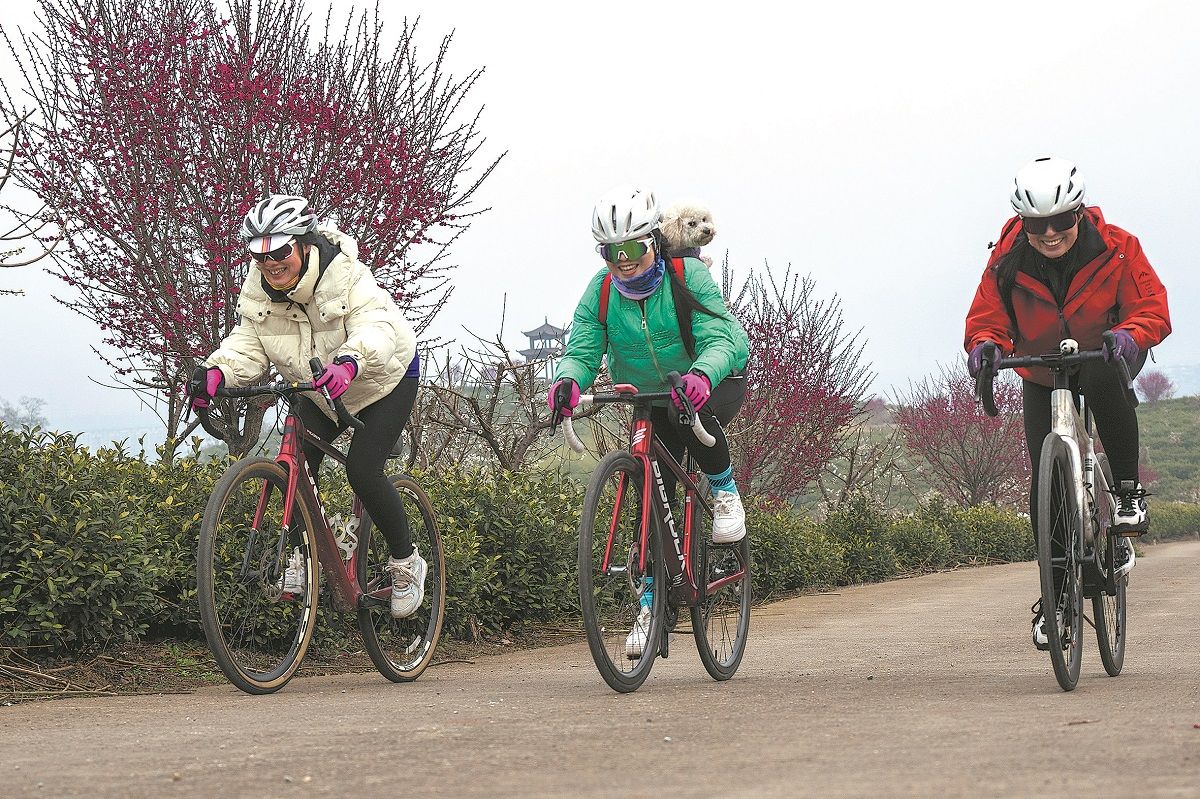 En febrero, personas montan en bicicleta en Wuhu, provincia de Anhui. XIAO BENXIANG / PARA CHINA DAILY