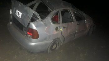 Un auto volcó a la orilla de la ruta 143 en La Olla