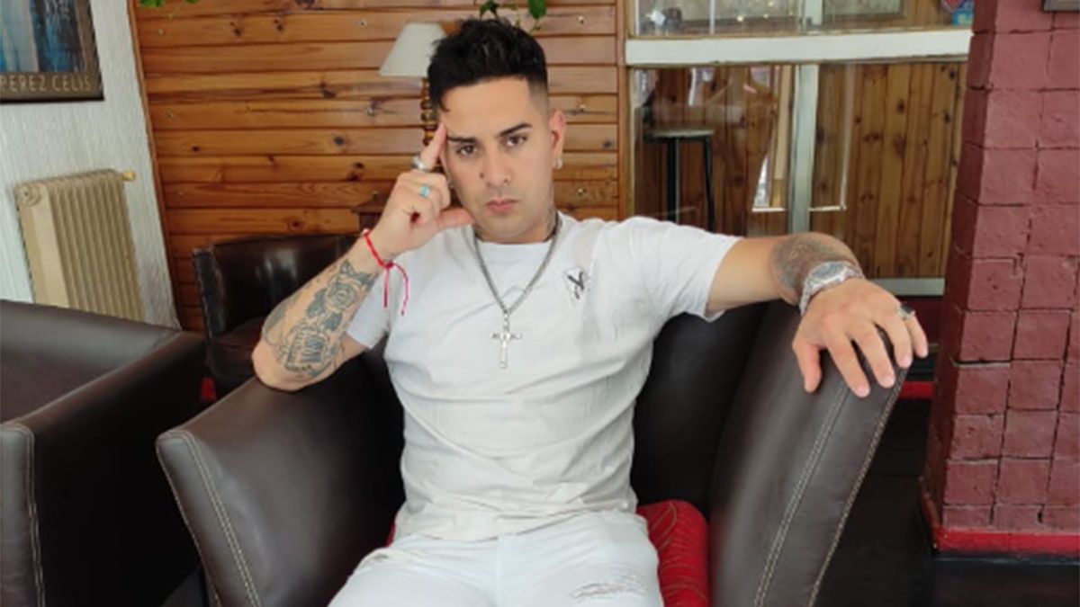 AKILES, la banda de cumbia ha recorrido numerosos escenarios. AKILES, la banda de cumbia ha recorrido numerosos escenarios.