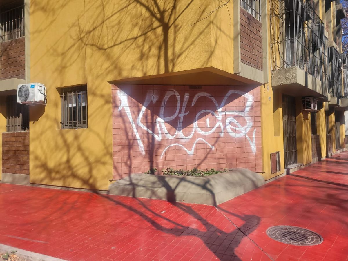 Martín Zapata y Tiburcio Benegas. A este edificio sus dueños lo habían pintado hace poco. Ya le clavaron un "tag". Martín Zapata y Tiburcio Benegas. A este edificio sus dueños lo habían pintado hace poco. Ya le clavaron un "tag".