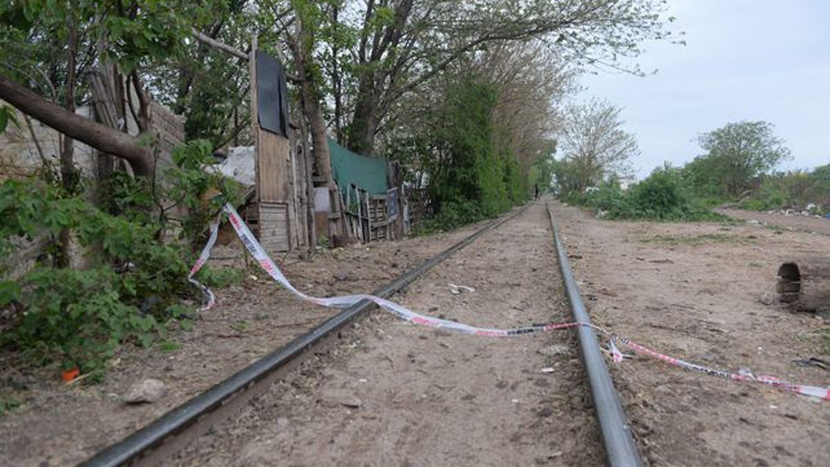 El hombre se encontraba en la puerta de su casa, en una zona de viviendas precarias de Rosario, y fue asesinado a balazos por dos hombres que pasaron en moto