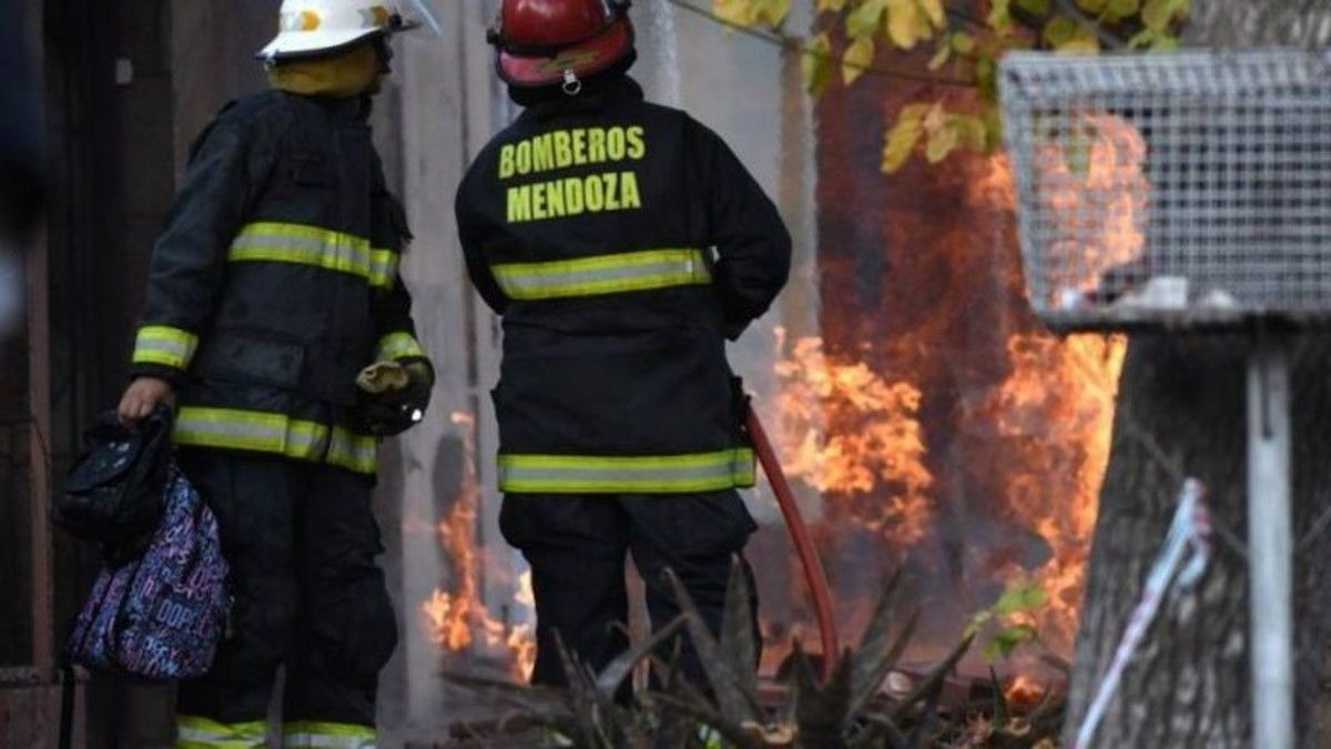 Bomberos trabajaron en el lugar. Hubo un muerto y un herido producto de la explosión.