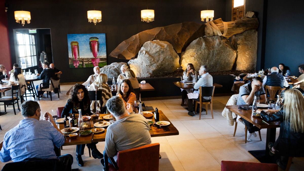 Una vista general del interior de Isidris. En el exterior, la vista a la ciudad, de un lado, y a la cordillera, del otro, fueron el escenario perfecto para una jornada inolvidable. Una vista general del interior de Isidris. En el exterior, la vista a la ciudad, de un lado, y a la cordillera, del otro, fueron el escenario perfecto para una jornada inolvidable.