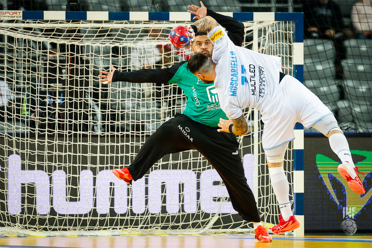 Lucas Moscariello y otro ataque de Los Gladiadores contra Egipto. Lucas Moscariello y otro ataque de Los Gladiadores contra Egipto.