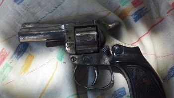 Un hombre intentó deshacerse de un arma pero lo descubrieron y quedó detenido en Guaymallén