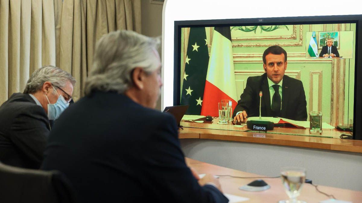 Fernández durante la&nbsp; videoconferencia con Emmanuel Macron.