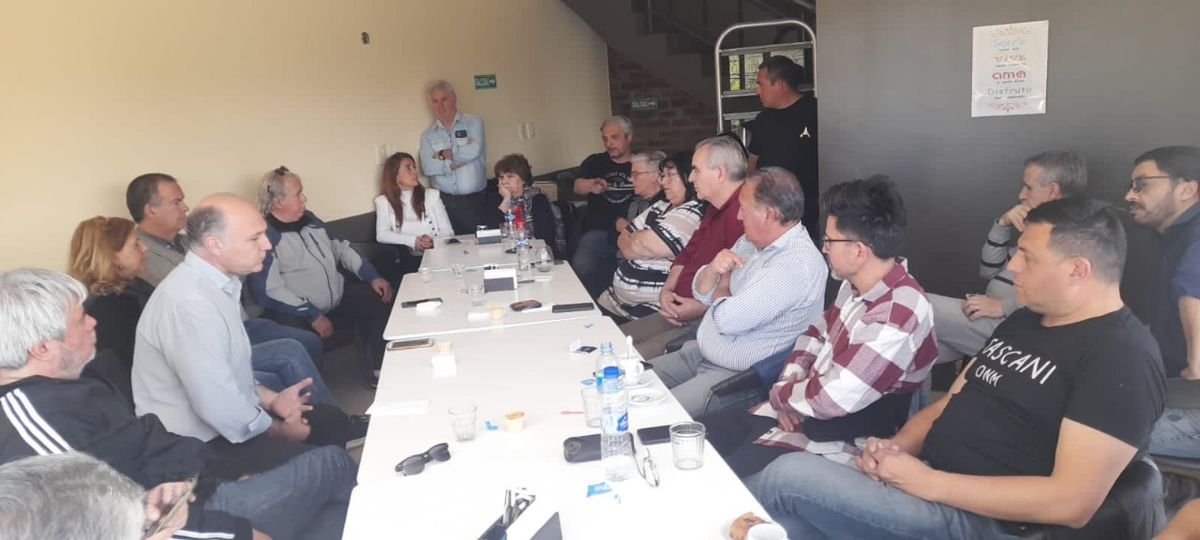 Todos los sábados hacen reuniones estos dirigentes peronistas entre los que están Guillermo Carmona, Rafael Moyano y Fernanda Lacoste.