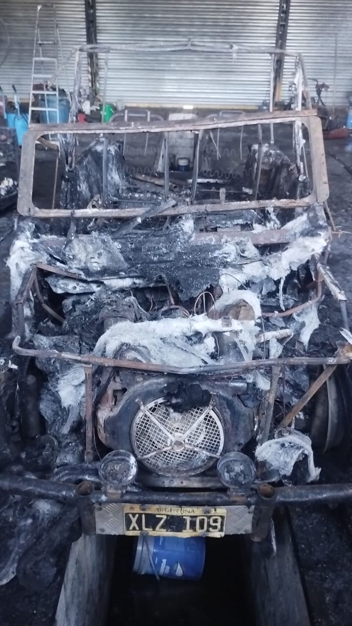 Lo que quedó del viejo Citröen Méhari. Un incendio dejaba a un participante fuera del rally, pero un mendocino empujó para hacer una colecta y comprar otro. Lo que quedó del viejo Citröen Méhari. Un incendio dejaba a un participante fuera del rally, pero un mendocino empujó para hacer una colecta y comprar otro.