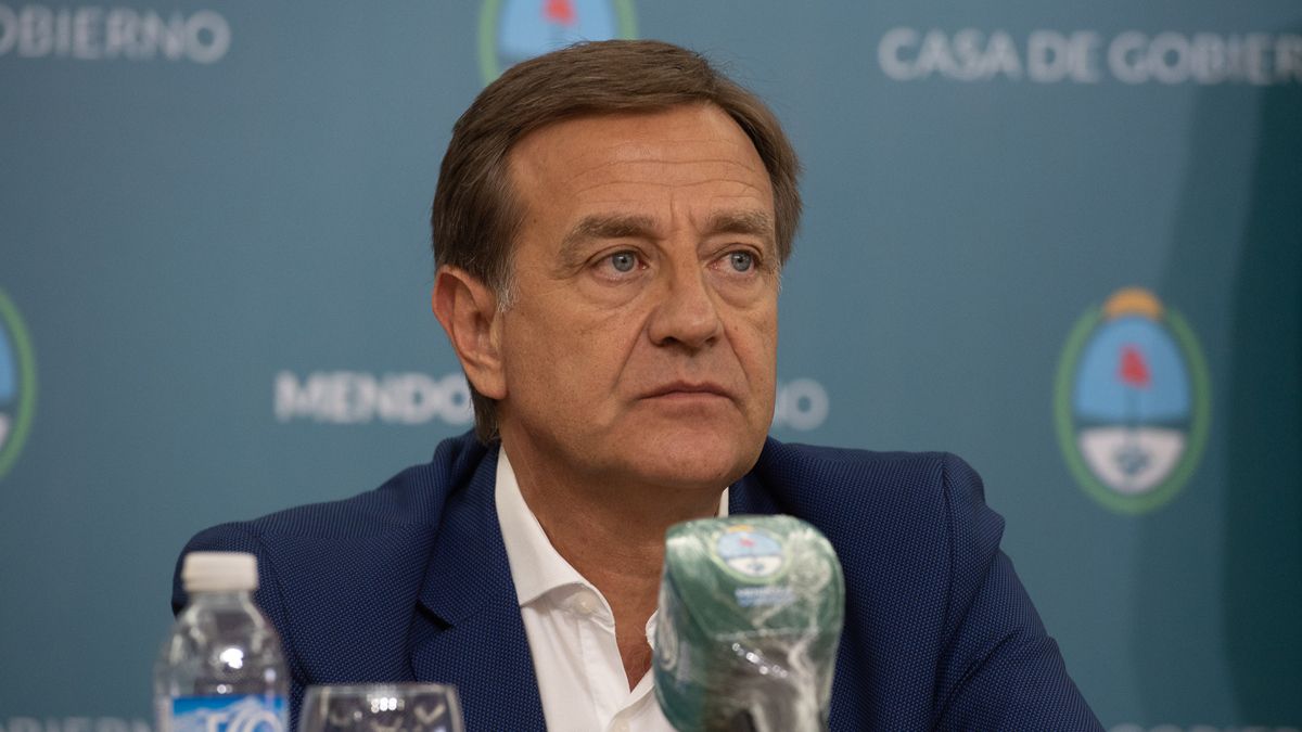 Rodolfo Suarez prohibió nuevas contrataciones y suspendió otros gastos