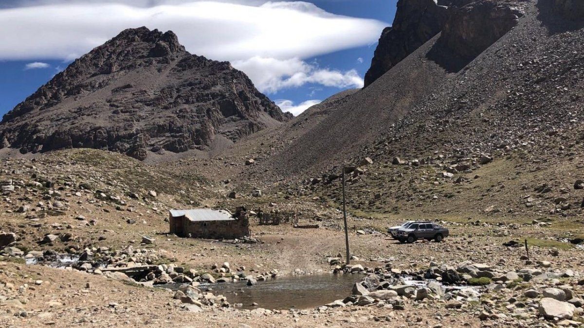El Cerro Punta Negra está a 14 kilómetros al oeste del Manzano Histórico, en Tunuyán. El Cerro Punta Negra está a 14 kilómetros al oeste del Manzano Histórico, en Tunuyán.