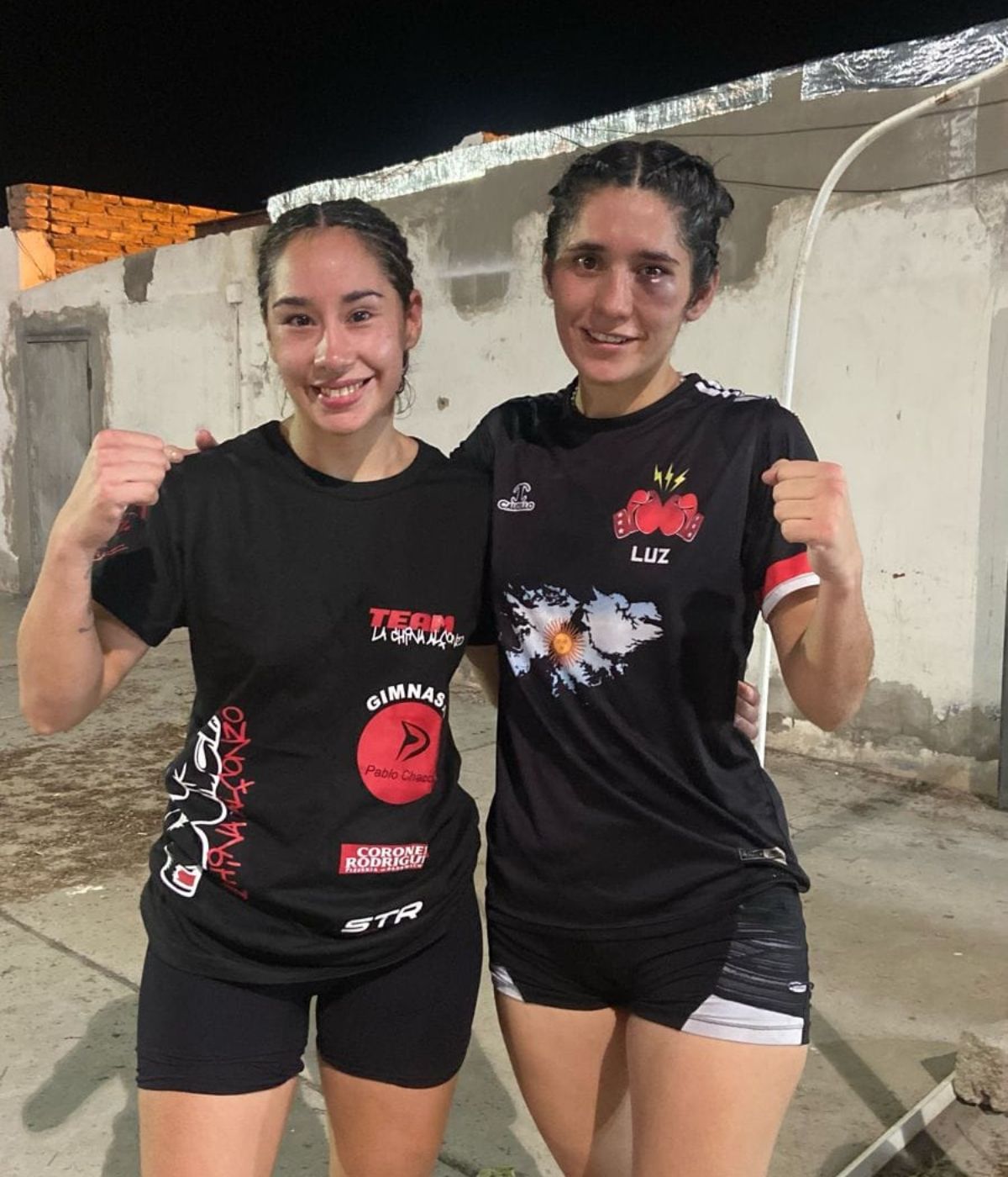 Rivales, no enemigas. Así posaron bajo el ring Brisa Alfonzo y Luz Córdoba, con huellas de la refriega. Rivales, no enemigas. Así posaron bajo el ring Brisa Alfonzo y Luz Córdoba, con huellas de la refriega.