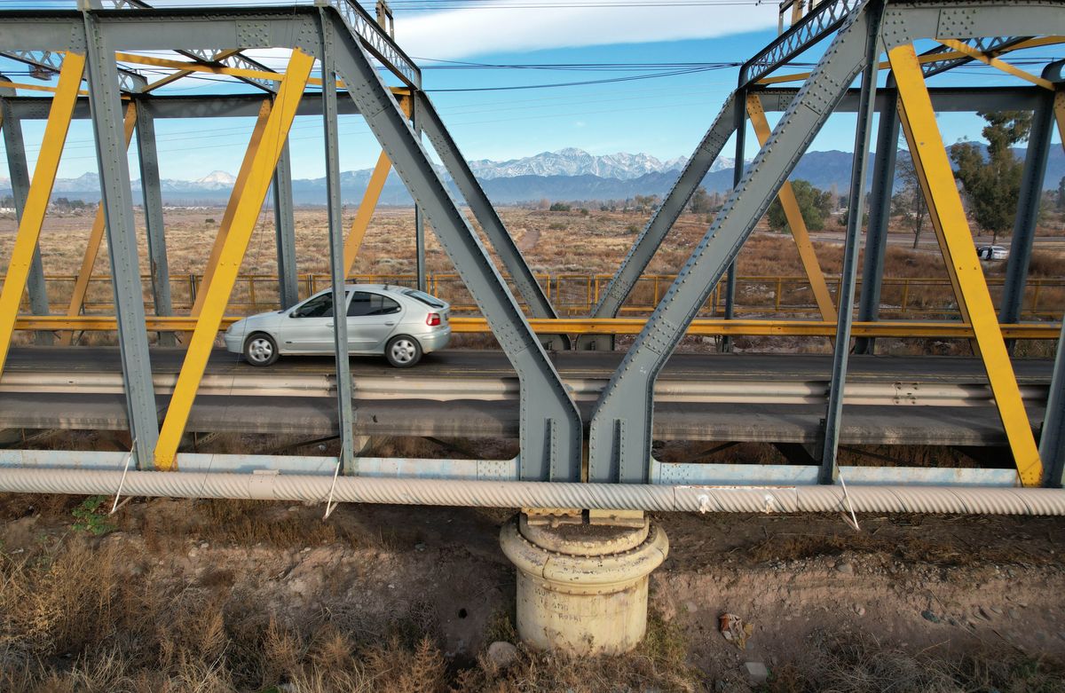 El ministro Natalio Mema remarcó que el nuevo puente de la ruta 15 podrá unir el Norte y el Sur de Luján y permitirá el paso de colectivos y el transporte de carga pesada. El ministro Natalio Mema remarcó que el nuevo puente de la ruta 15 podrá unir el Norte y el Sur de Luján y permitirá el paso de colectivos y el transporte de carga pesada.