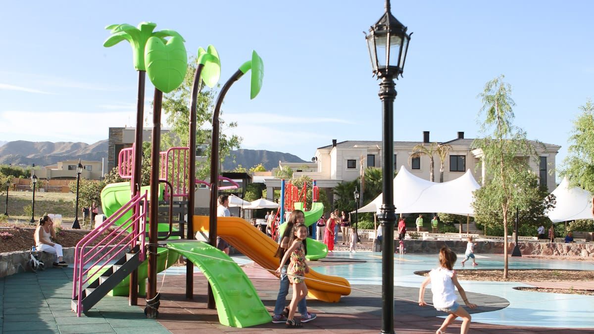 La plaza Ruth Santander de Vila, ubicada en la Manzana 94 de Dalvian, cuenta en total con 5430 metros cuadrados.