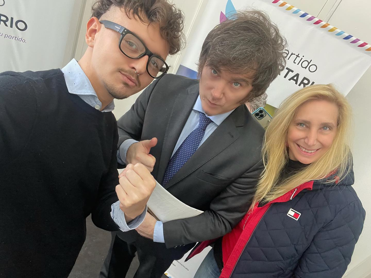 Comunicador. Juan Ignacio Boutet, presidente de la juventud libertaria de CABA, y jefe de prensa de Lourdes Arrieta, junto a Javier y Karina Milei. Comunicador. Juan Ignacio Boutet, presidente de la juventud libertaria de CABA, y jefe de prensa de Lourdes Arrieta, junto a Javier y Karina Milei.