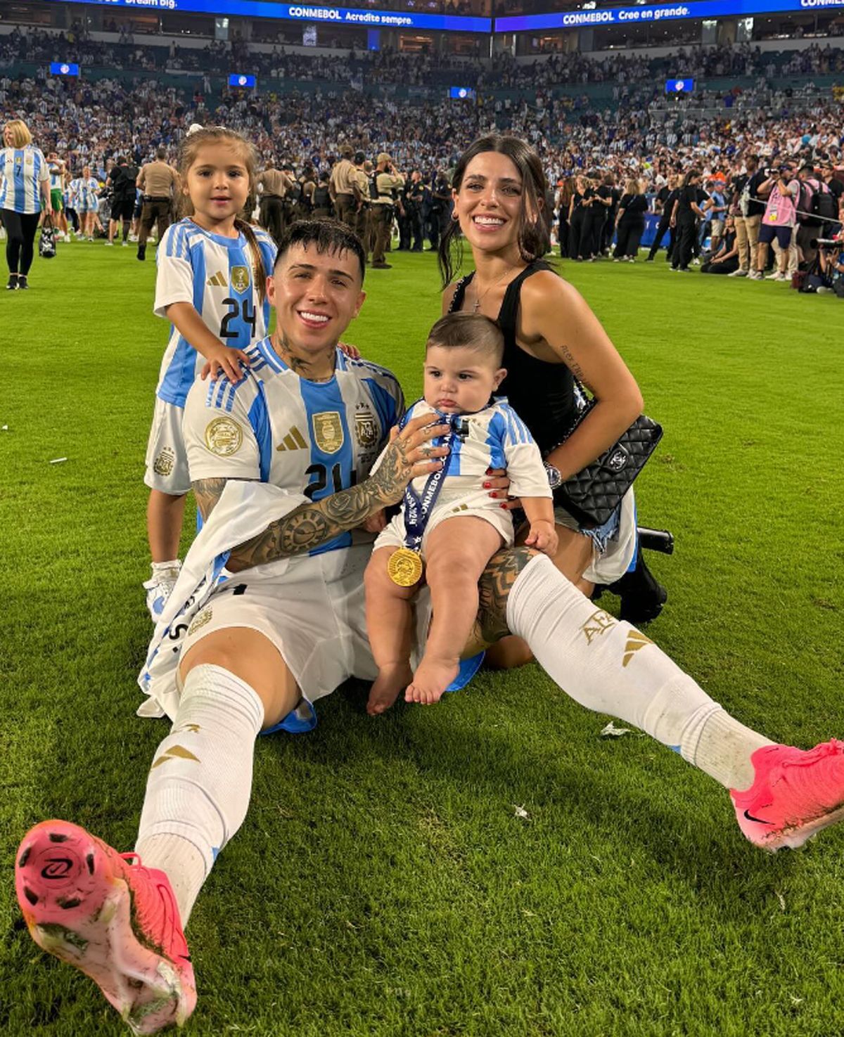 Enzo Fernández y Valentina Cervantes con sus hijos. Enzo Fernández y Valentina Cervantes con sus hijos.