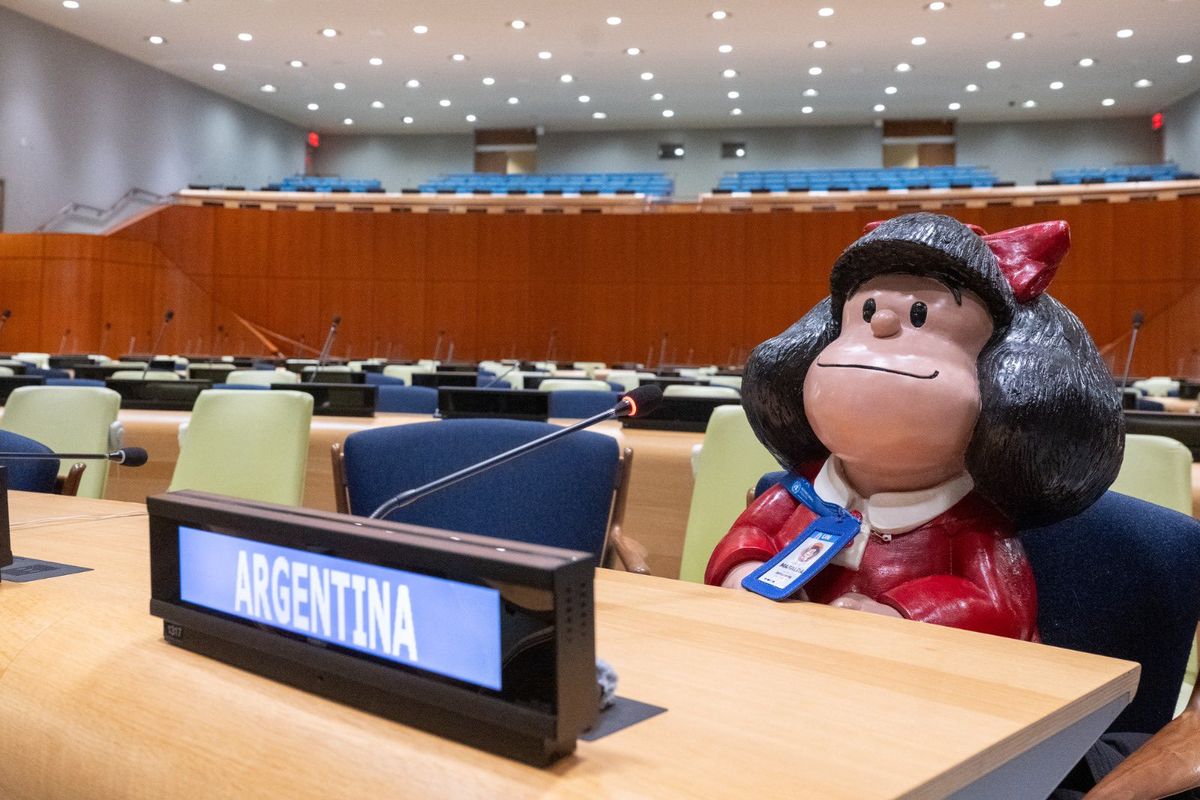 Esculpida por el artista Pablo Irrang, Mafalda recorrió los lugares más icónicos de la sede de la ONU y recibió su carnet de "intérprete". Esculpida por el artista Pablo Irrang, Mafalda recorrió los lugares más icónicos de la sede de la ONU y recibió su carnet de "intérprete".