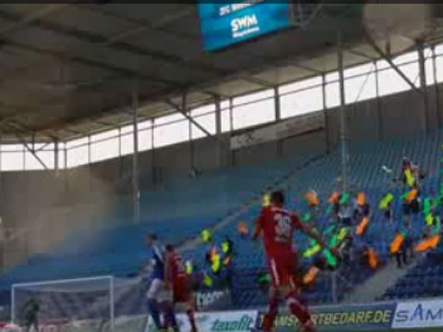 Alemania: hinchas del Magdeburg sacaron flechas para mostrarle el camino al gol a su equipo