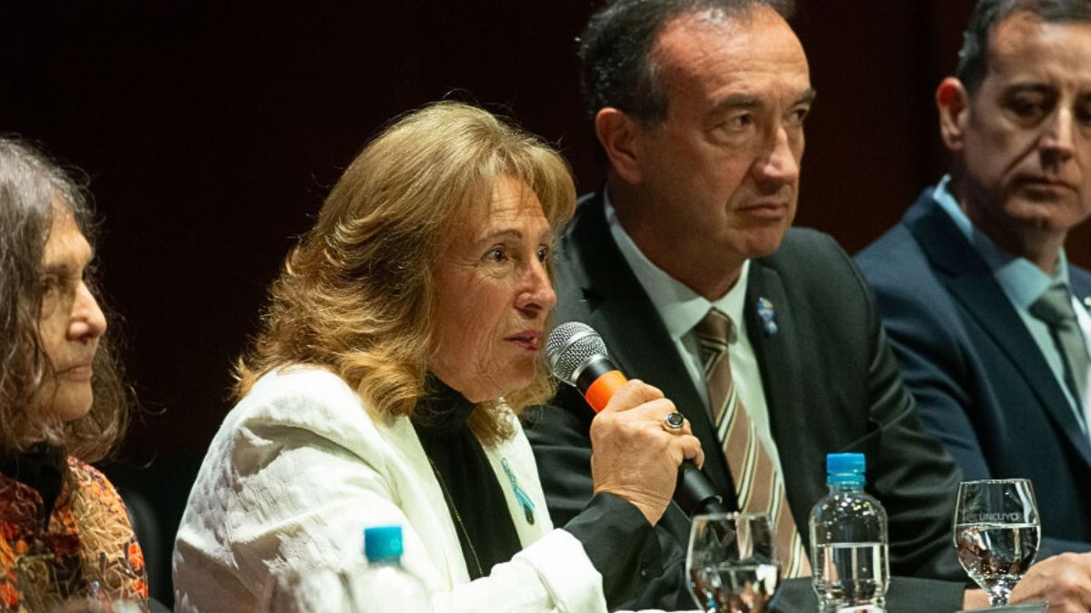 La rectora de la UNCuyo