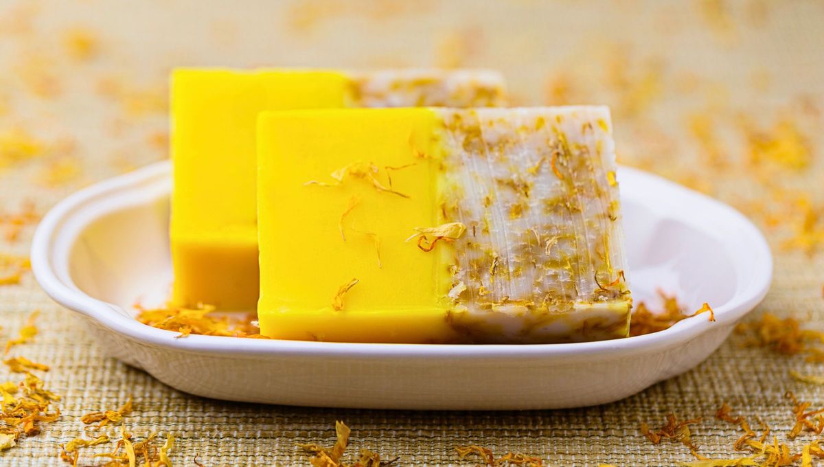 El jabón casero es multiuso porque sirve para lavar platos, manos e incluso como jabón corporal, ya que su aroma refrescante estimula los sentidos, y sus propiedades antibacterianas ayudan a mantener la limpieza. El jabón casero es multiuso porque sirve para lavar platos, manos e incluso como jabón corporal, ya que su aroma refrescante estimula los sentidos, y sus propiedades antibacterianas ayudan a mantener la limpieza. 