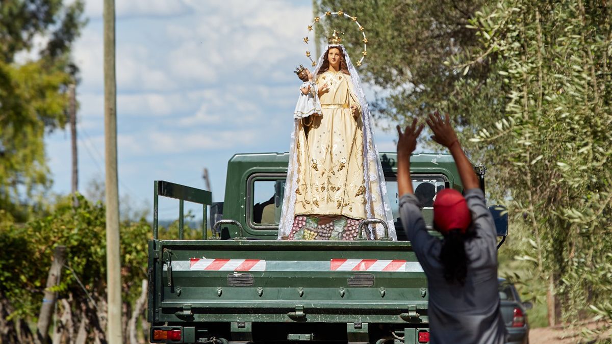 La imagen de la Virgen de la Carrodilla en su templo natural, en los viñedos y junto a los trabajadores rurales. Este jueves la Protectora visitó Las Heras, en una finda de El Borbollón.