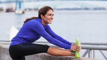 Cuál es el ejercicio ideal para fortalecer las piernas en personas mayores de 50 años