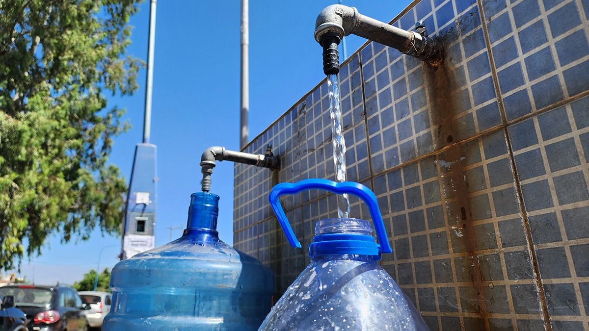 Agua de la canilla pública en calle 9 de Julio, entre Godoy Cruz y el límite con Maipú. Agua de la canilla pública en calle 9 de Julio, entre Godoy Cruz y el límite con Maipú.