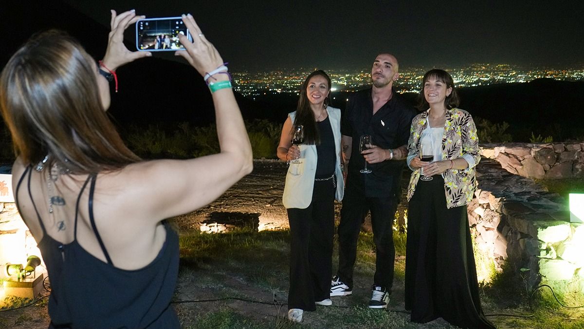 Parte del equipo del Emetur retrata el momento con la vista de la Ciudad de Mendoza de fondo. Carolina Meli toma la foto para la que posan Fernanda Luffi, Facundo Gogol y Jessica Castro. Parte del equipo del Emetur retrata el momento con la vista de la Ciudad de Mendoza de fondo. Carolina Meli toma la foto para la que posan Fernanda Luffi, Facundo Gogol y Jessica Castro.