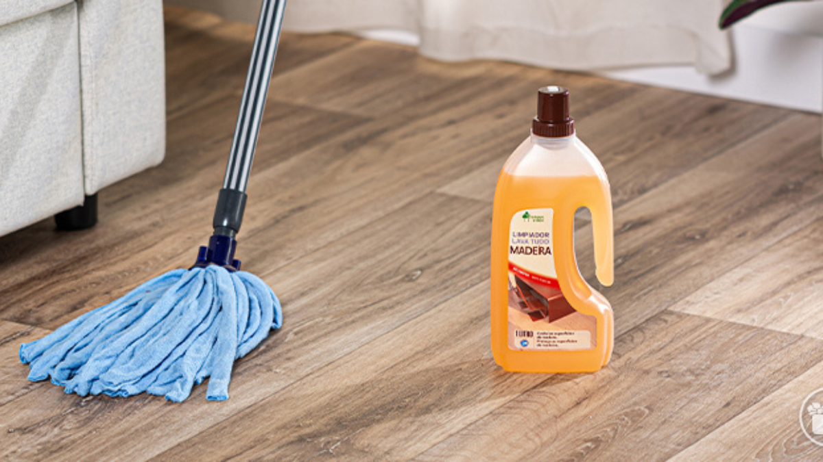 El limpiador jabonoso de Mercadona es ideal para pisos de madera, porque limpia y crea una película protectora. El limpiador jabonoso de Mercadona es ideal para pisos de madera, porque limpia y crea una película protectora.