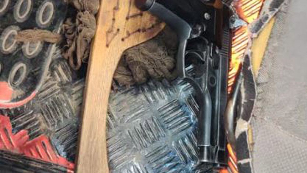 El arma secuestrada por la Policía a los jóvenes ladrones.