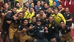 El Diego festejó hasta con bastón