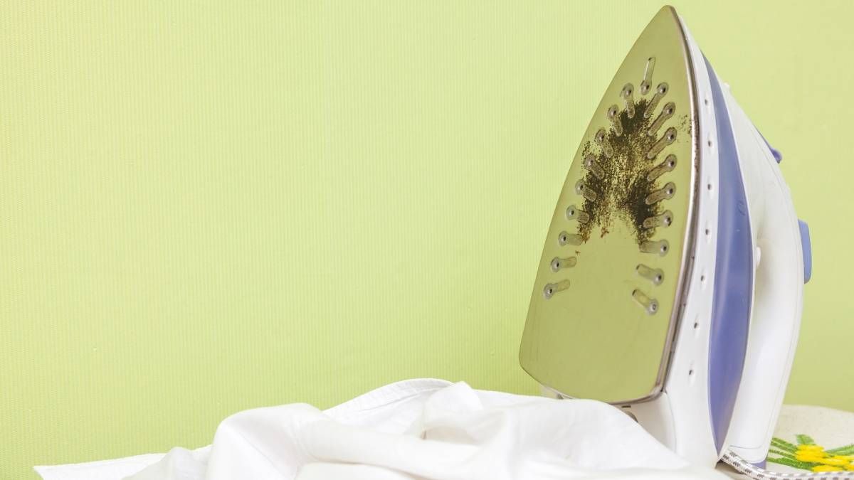 Cómo limpiar la plancha con un truco casero usando solamente sal&nbsp;