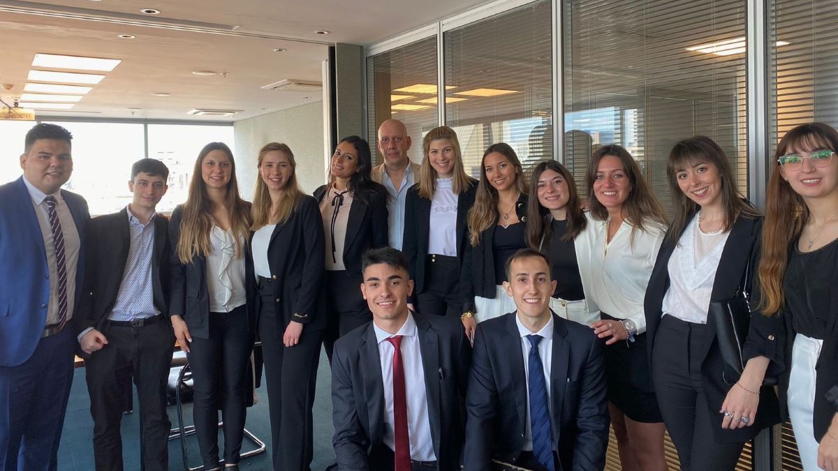 (En el centro, de pie) El abogado y profesor Alejandro Barraza, uno de los que se disputa el sello de La Libertad Avanza en Mendoza. (En el centro, de pie) El abogado y profesor Alejandro Barraza, uno de los que se disputa el sello de La Libertad Avanza en Mendoza.