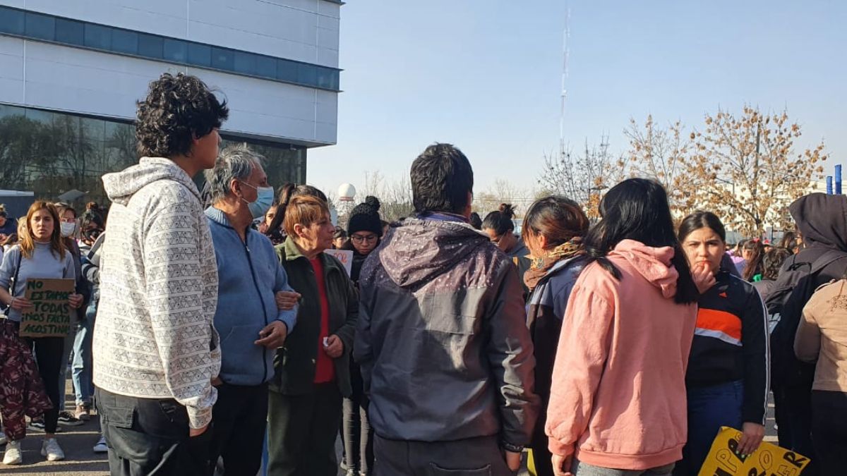 Gladys Domínguez, la abuela de Agostina Trigo, encabezó la marcha, y minutos antes recibió las condolencias de los participantes.