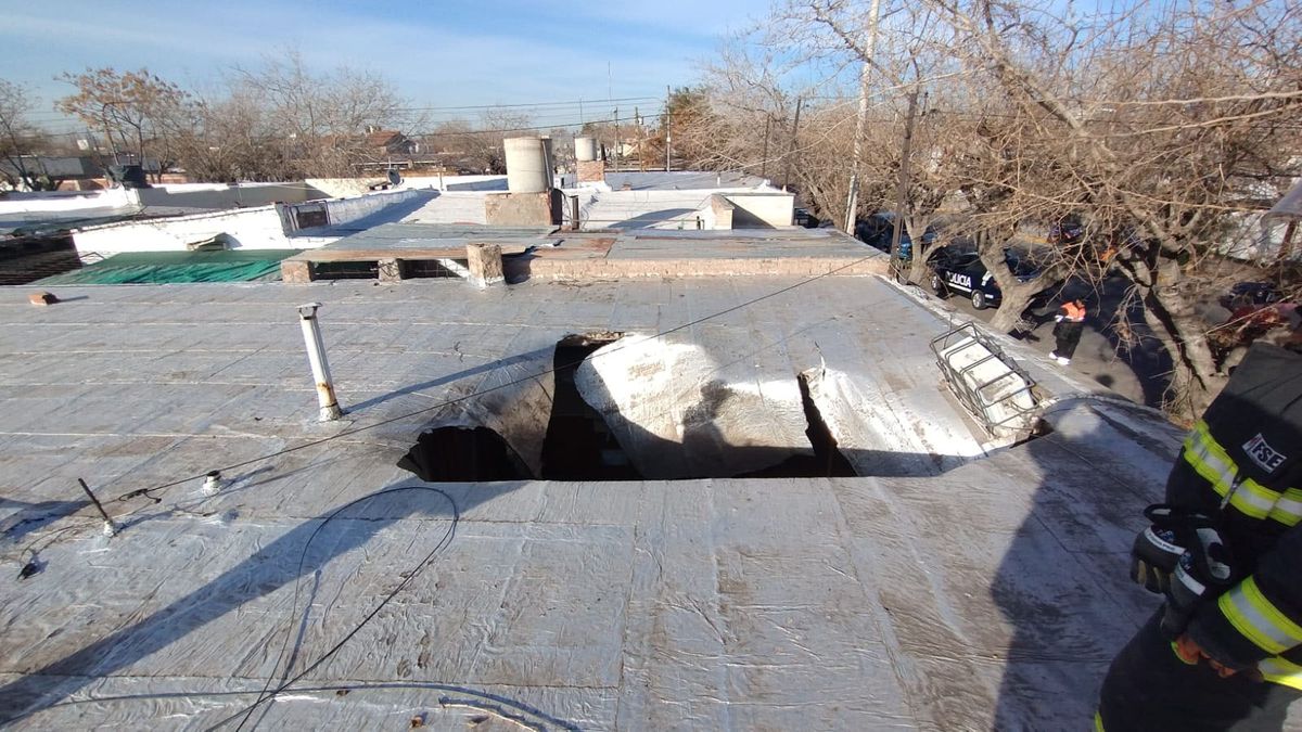 Así quedó el techo tras el derrumbe en una casa de calle Murialdo 1335, de Guaymallén. Así quedó el techo tras el derrumbe en una casa de calle Murialdo 1335, de Guaymallén.