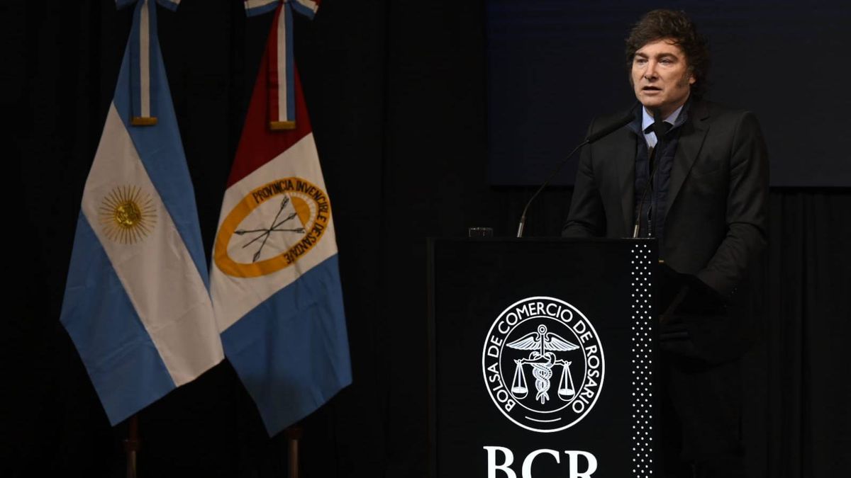 El Presidente acusó a los que denominó econochantas” que erraron con sus estimaciones de inflación a comienzos de año con un dólar a $2.000.