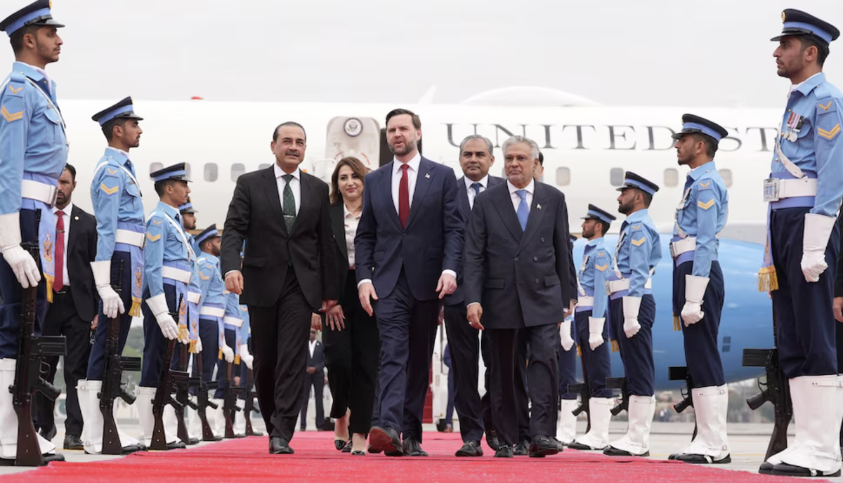 El vicepresidente de Estados Unidos, JD Vance, en su arribo este sábado a Pakistán. El vicepresidente de Estados Unidos, JD Vance, en su arribo este sábado a Pakistán.