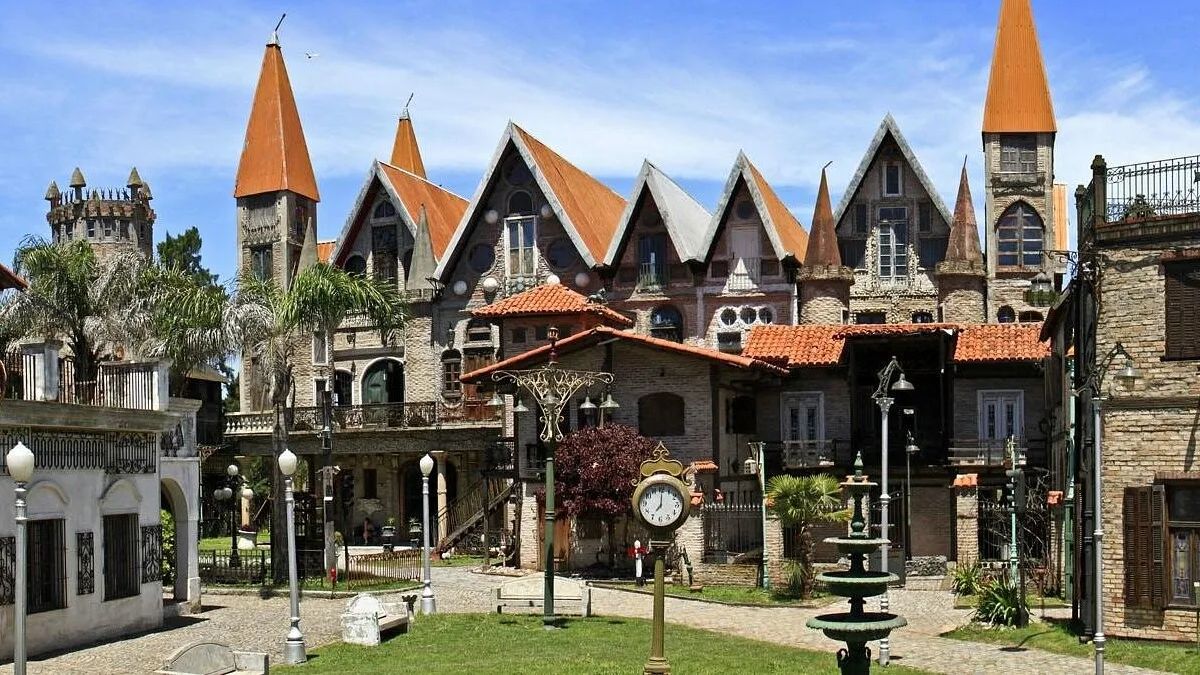 La ciudad conocida como el Disney argentino. La ciudad conocida como el Disney argentino.