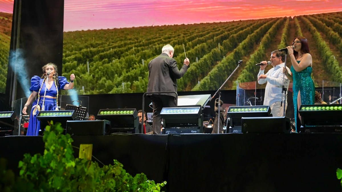 Voces cuyanas junto a la Filarmónica dirigida por Voces cuyanas junto a la Filarmónica dirigida por