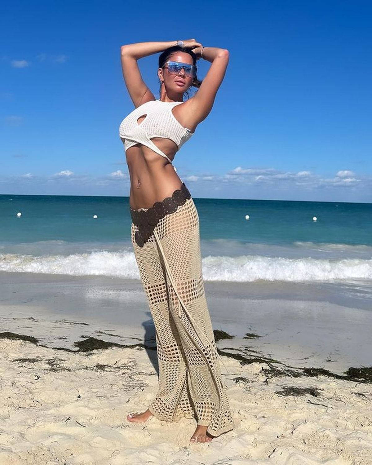 Desdela playa, Karina Jelinek es la reina de las transparencias de red cowboy. Desdela playa, Karina Jelinek es la reina de las transparencias de red cowboy.