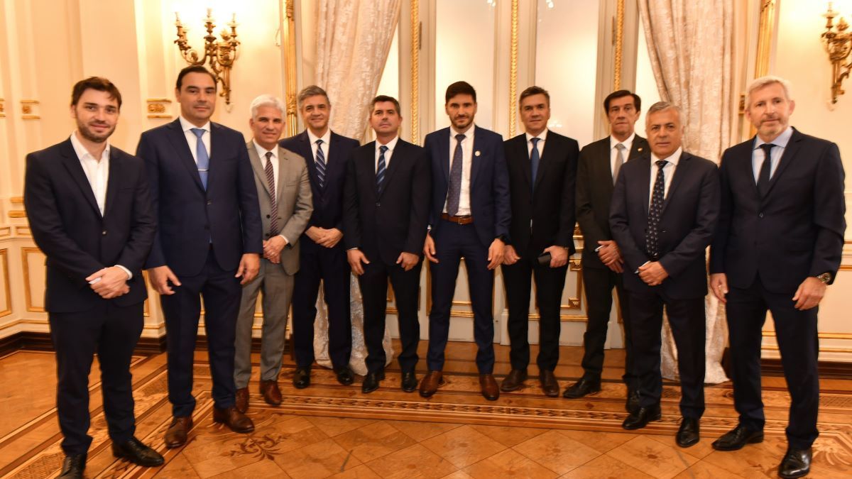 Los Gobernadores de Juntos por el Cambio en el salón sur de Casa Rosada, antes de ingresar a la reunión con el Presidente Los Gobernadores de Juntos por el Cambio en el salón sur de Casa Rosada, antes de ingresar a la reunión con el Presidente