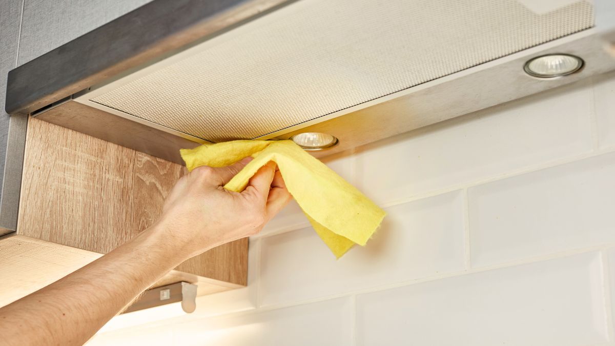 El truco para recuperar el trapo amarillo de la cocina y dejarlo como nuevo