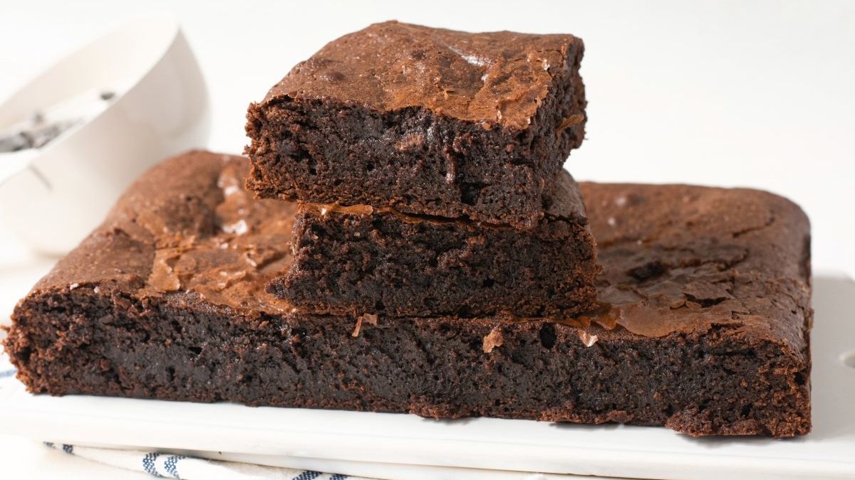 Brownie de chocolate clásico: la receta riquísima con 6 ingredientes y el secreto para que quede húmedo