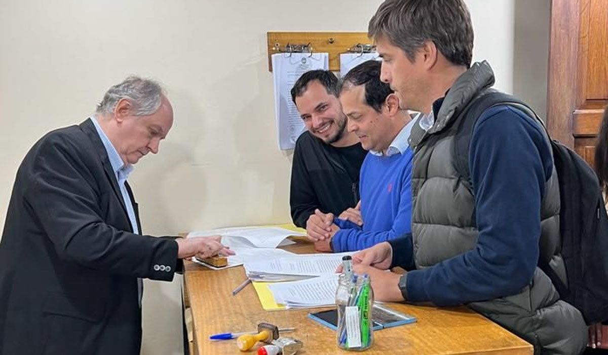 Álvaro Martínez junto a Germán Vicchi, la noche en que el PRO intervenido inscribió al partido dentro de La Unión Mendocina.