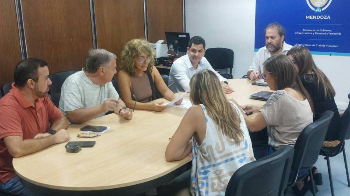 Ampros en la mesa paritaria por los salarios del primer semestre del 2025. Ampros en la mesa paritaria por los salarios del primer semestre del 2025.